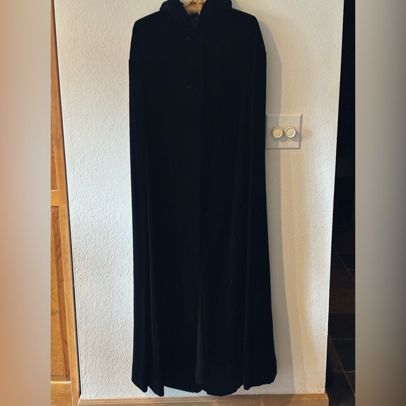 Elegant Black Velvet Cape - opera length with hood - Picture 5 of 10